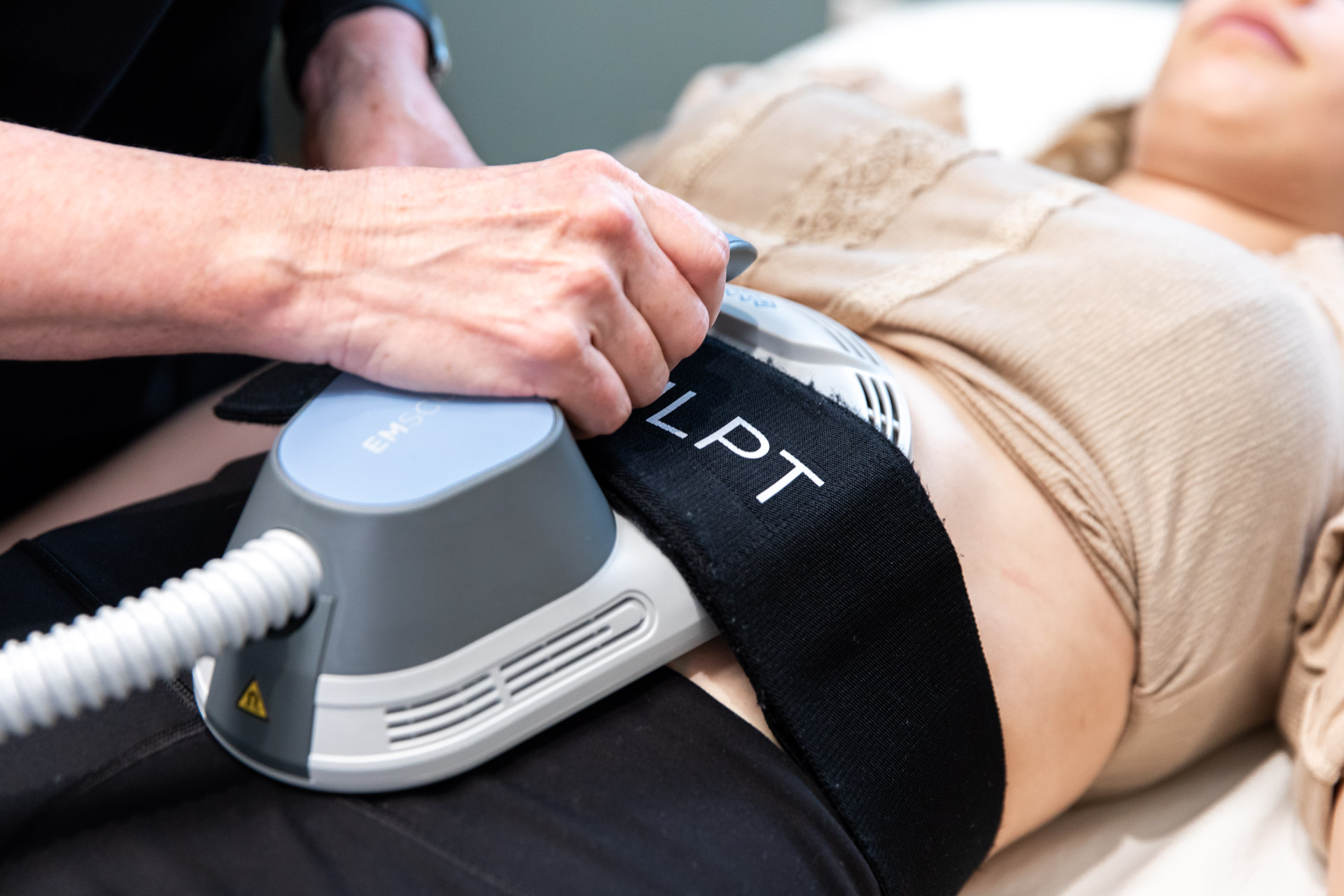 emsculpt treatment on womens abdomen