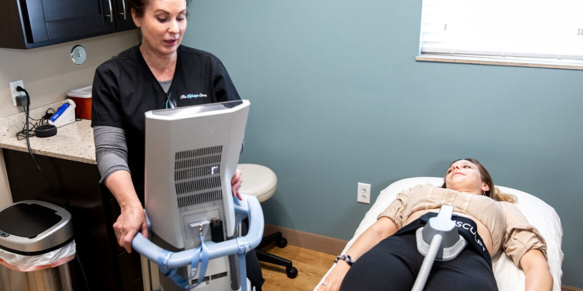 woman getting an emsculpt