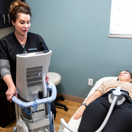 woman getting an emsculpt